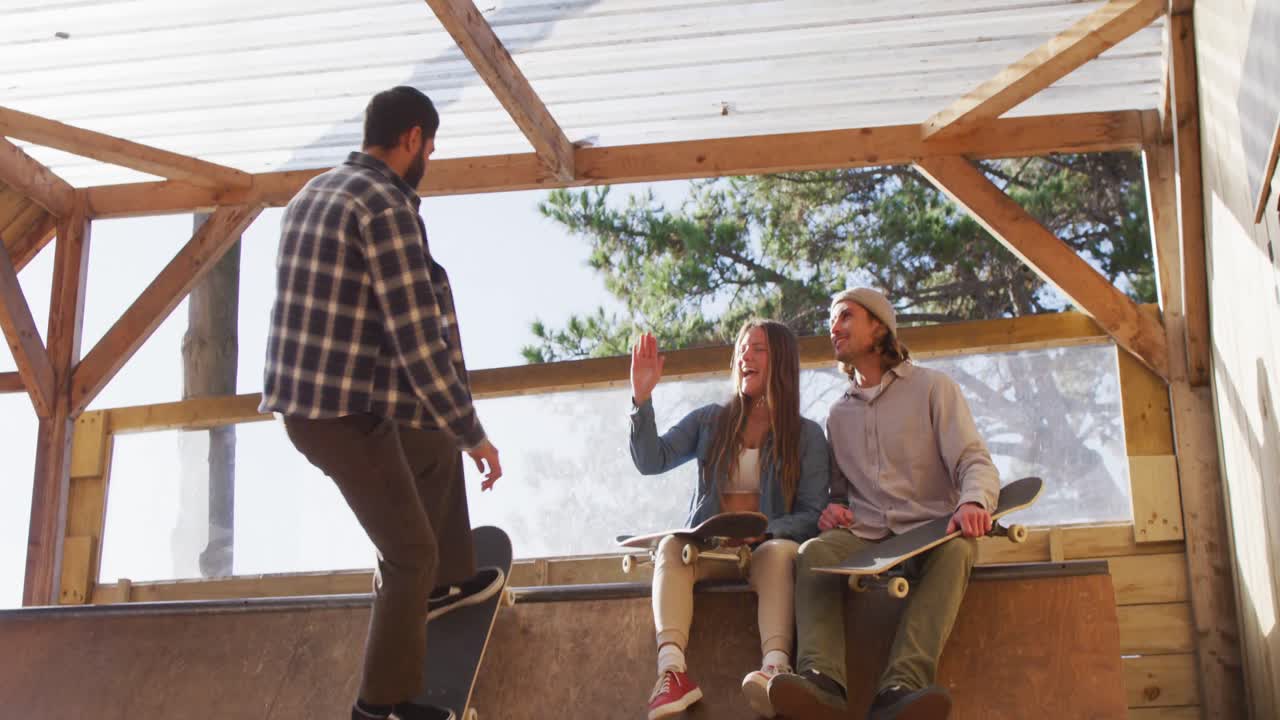 스케이트 파크에서 행복한 다양한 여성과 남성 스케이트보더의 비디오