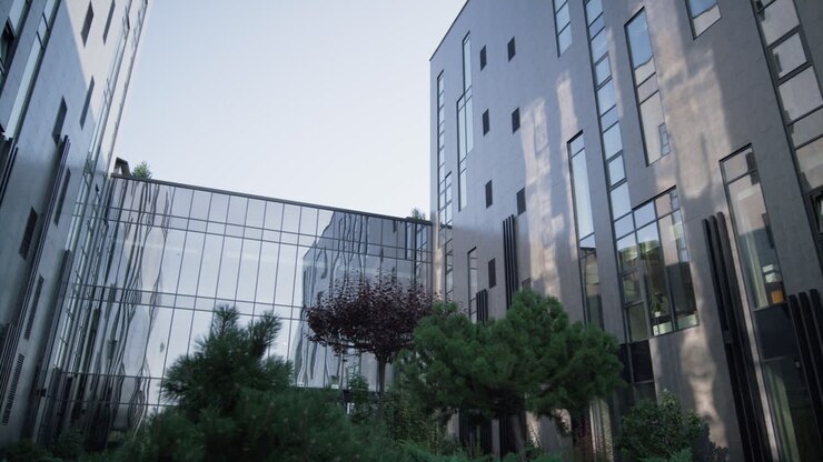 Fachada de edificio de oficinas moderno bajo la luz del sol matutina. Arquitectura futurista
