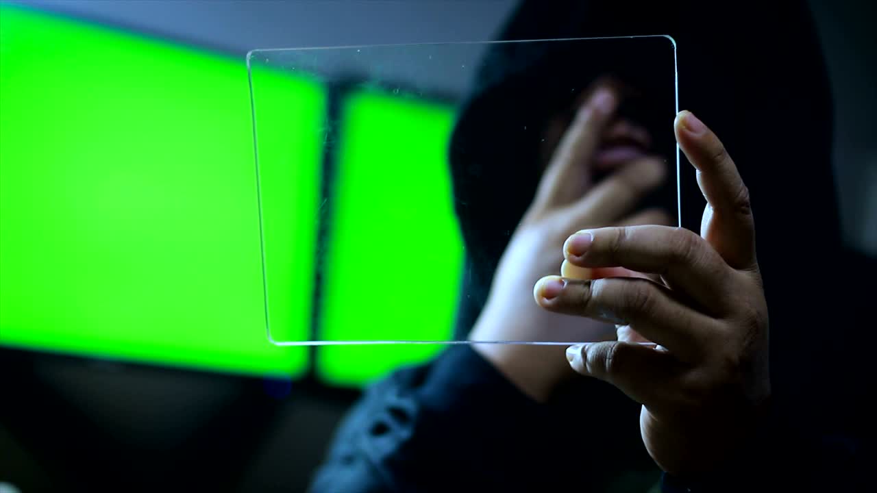 usando una tableta clara con un fondo de monitor de pantalla verde