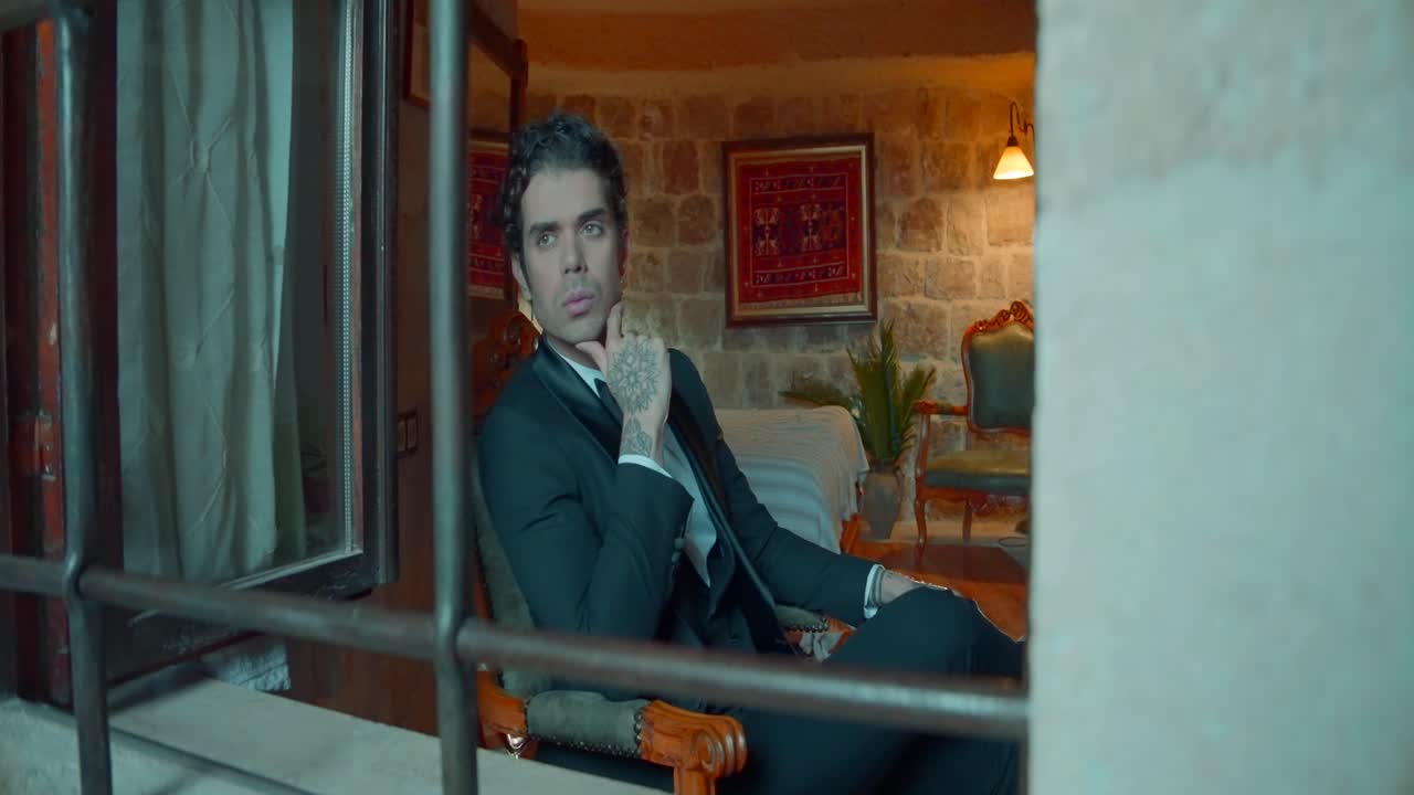 고대 방에서 스모킹을 입은 남자