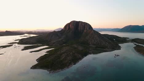 Torghatten-Ist-Ein-Berg-Auf-Der-Insel-Torget-Im-Kreis-Nordland,-Norwegen