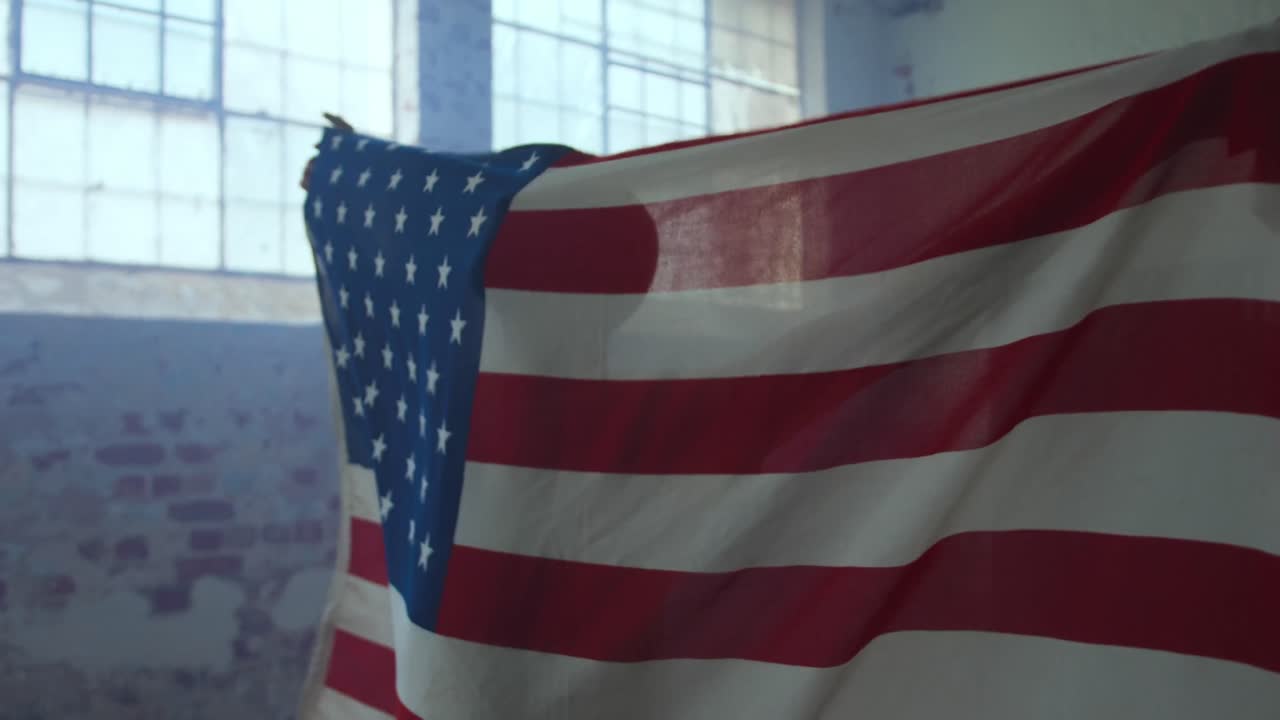 joven de moda en un almacén abandonado