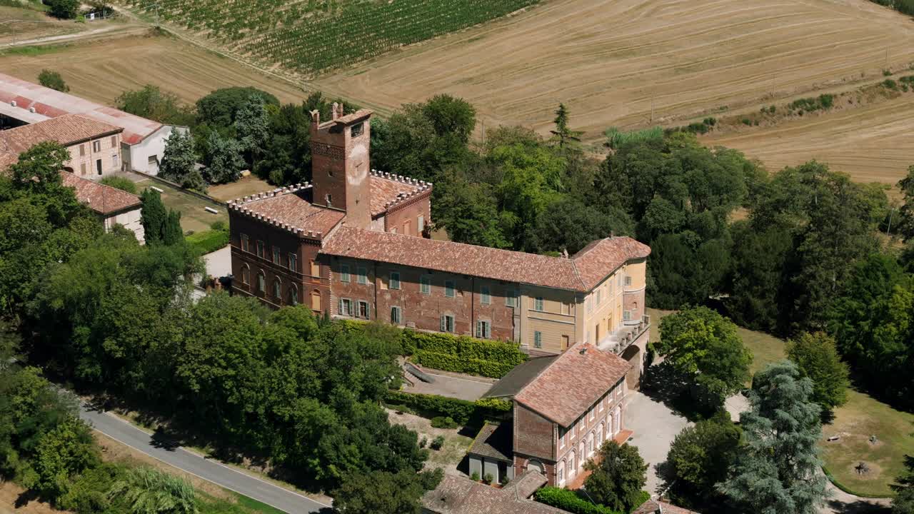 castillo de uviglie de casale monferrato con torre del reloj en la región de piamonte del norte de italia