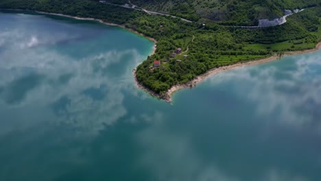 Un-Lago-En-El-Norte-De-Croacia-Rodeado-De-Vegetación-Y-Montañas