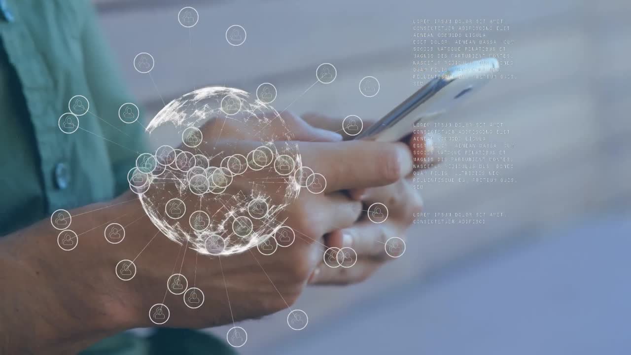 animación del procesamiento de datos y el mundo sobre el hombre de raza mixta usando un teléfono inteligente