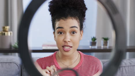 Una-Mujer-Joven-Demostrando-Cosméticos-Para