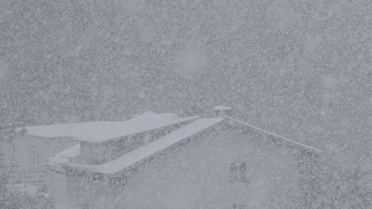 무거운 눈보라가 집을 고, 장면이 거의 단색으로 변하고 시야가 낮습니다.