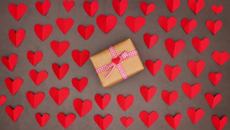 romántica caja de regalos de san valentín con cinta roja girar en círculo y cambiar en el fondo con corazones - detener el movimiento