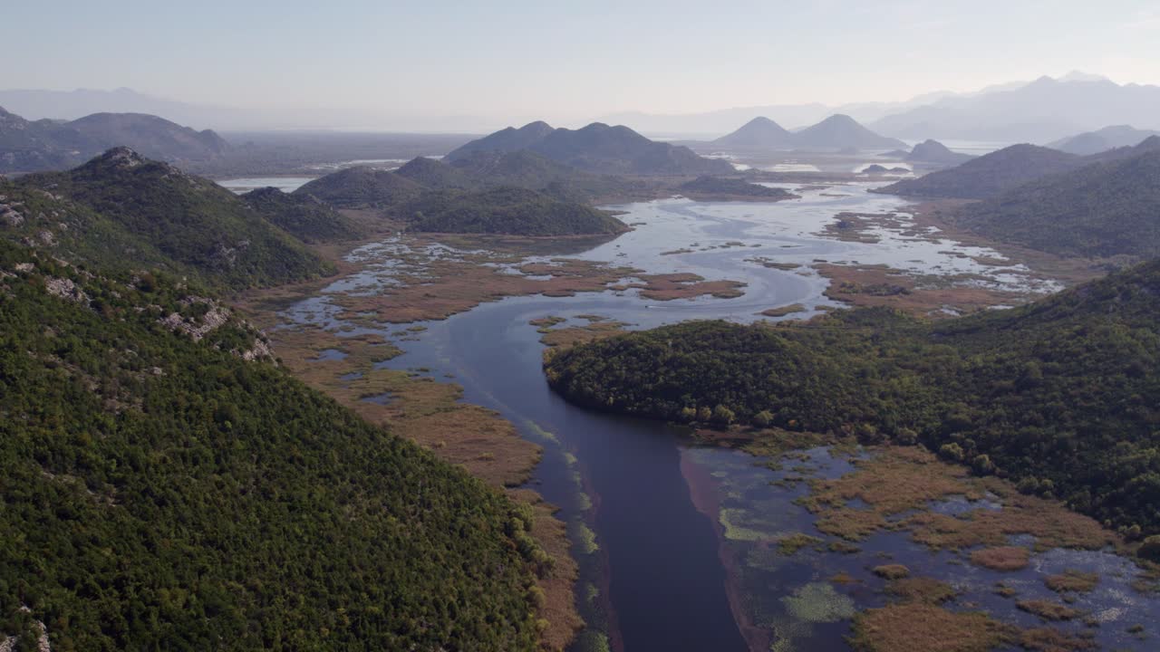 Karadağ'da Skadar Gölü'nde dağ manzaralı teknelerin havadan görünümü