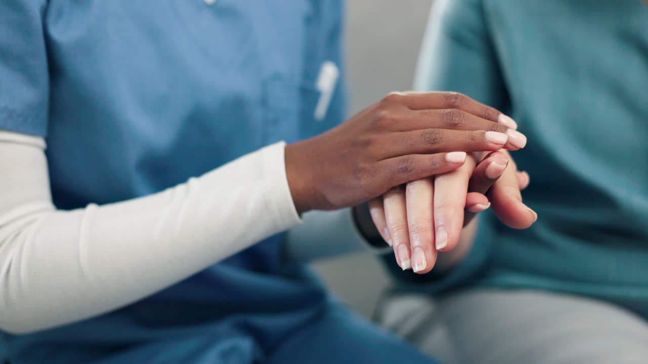 cuidador, tomándose de la mano y apoyando el cáncer