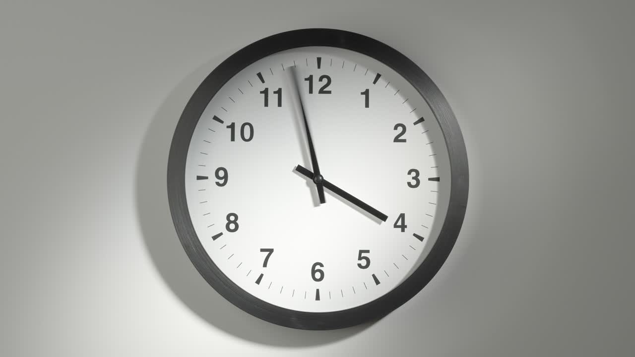 reloj en el lapso de tiempo en la pared blanca en la oficina