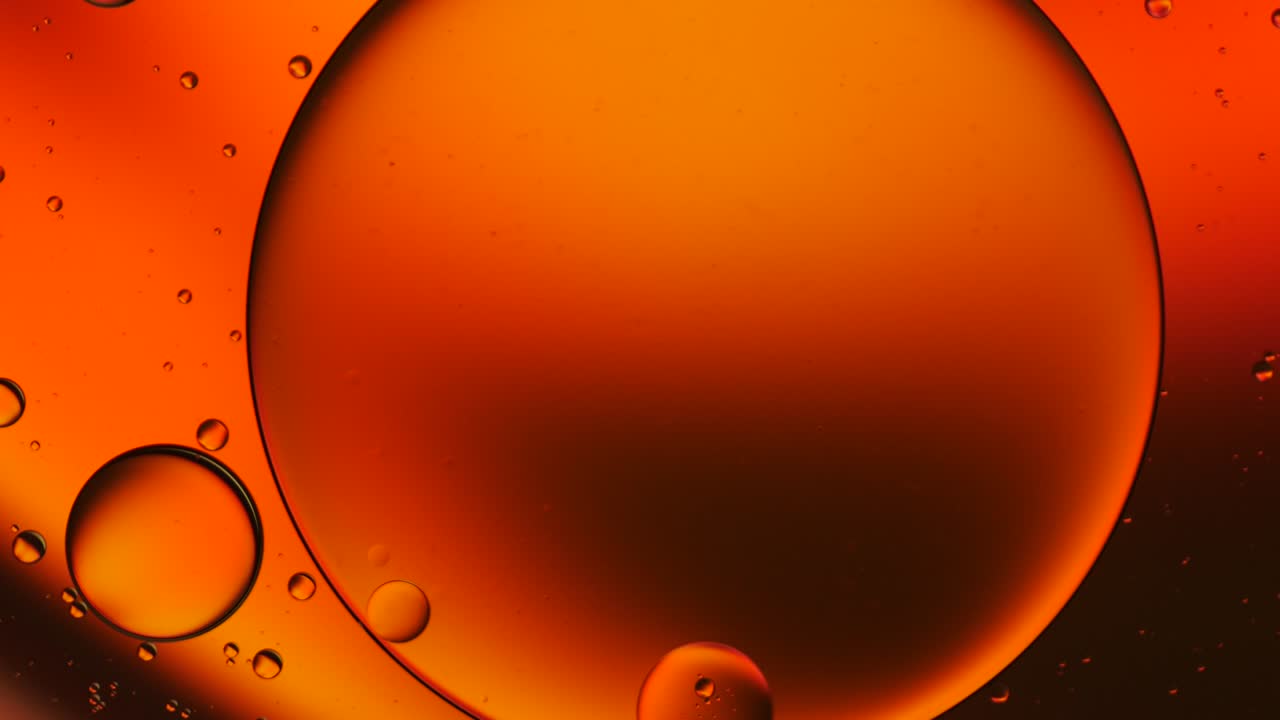 물 위에 떠다니는 기름방울의 다채로운 예술적.