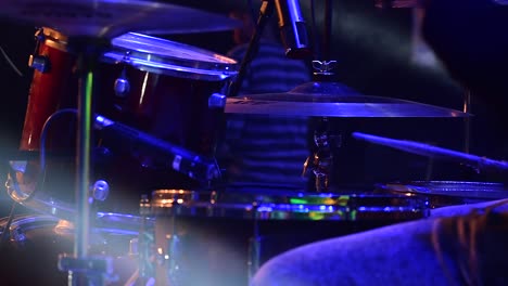 baterista tocando la batería durante un festival universitario de arquitectura en kerala