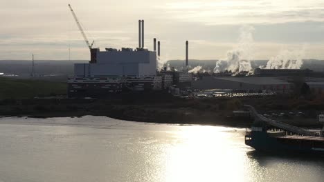 Toma-Deslizante-De-Perfil-Aéreo-De-La-Industria-Ubicada-En-El-Estuario-De-Swale-En-Kemsley,-Reino-Unido