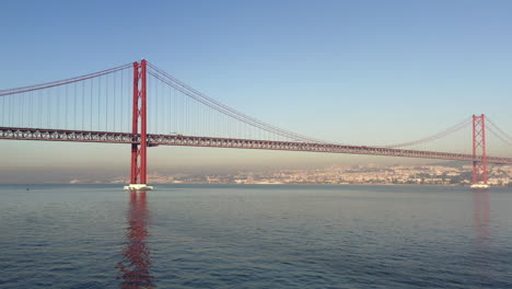 Disparo-De-Un-Dron-En-El-Puente-De-Lisboa-Con-Un-Cruce-De-Trenes-Dentro-Del-Puente