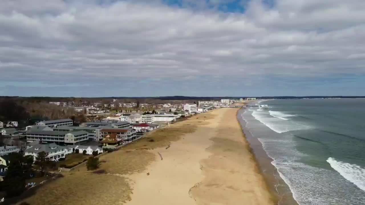 una larga panorámica de la costa de old orchard beach en el sur de maine