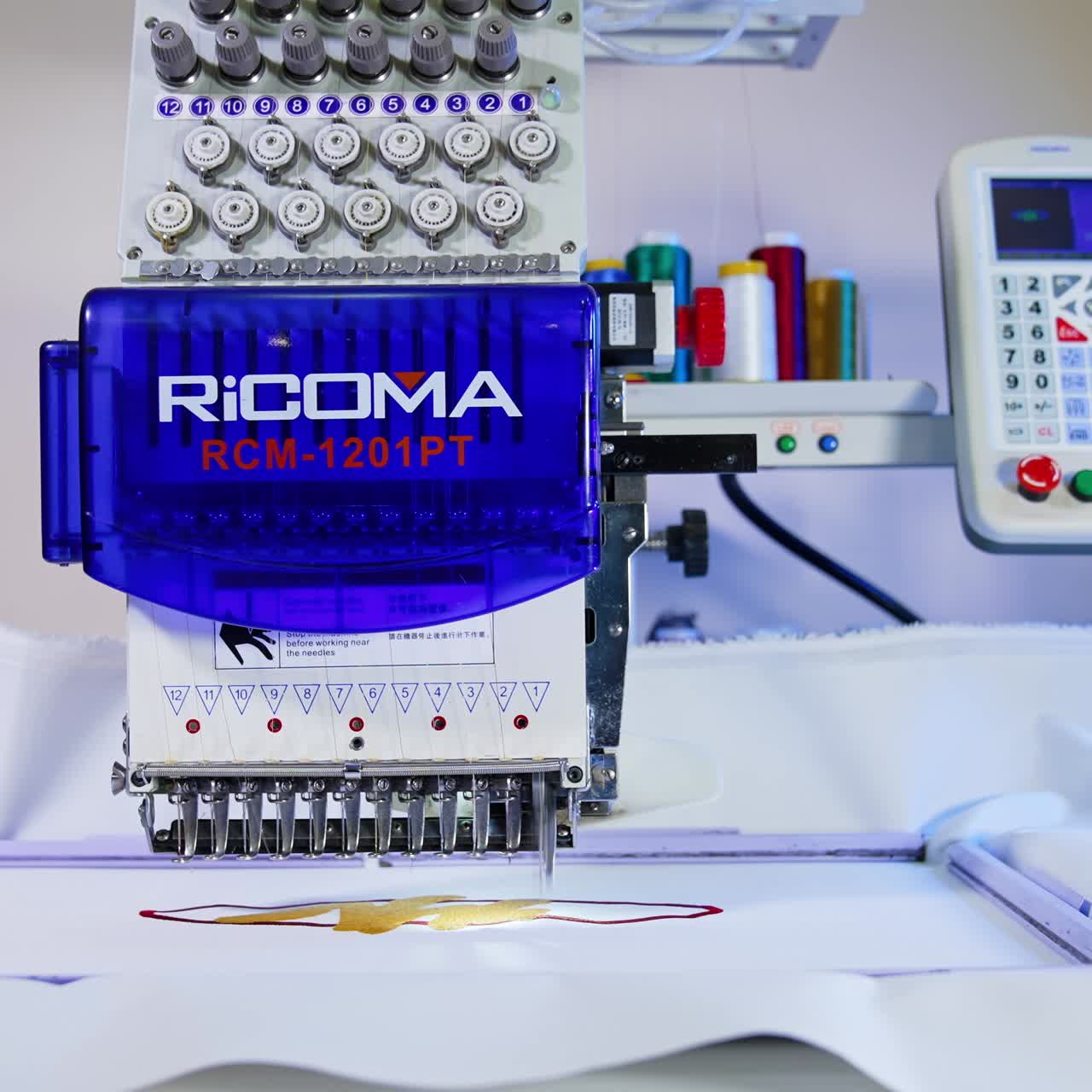 Un sarto cuce su una macchina da cucire. Lavoro di una macchina da cucire automatica che ricama motivi sul tessuto.