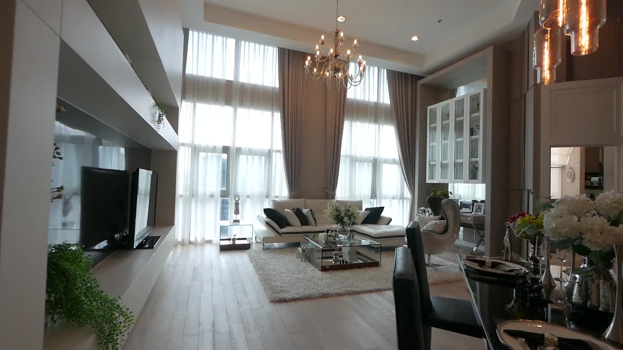 роскошная открытая планировка с отделкой потолка двойного объема