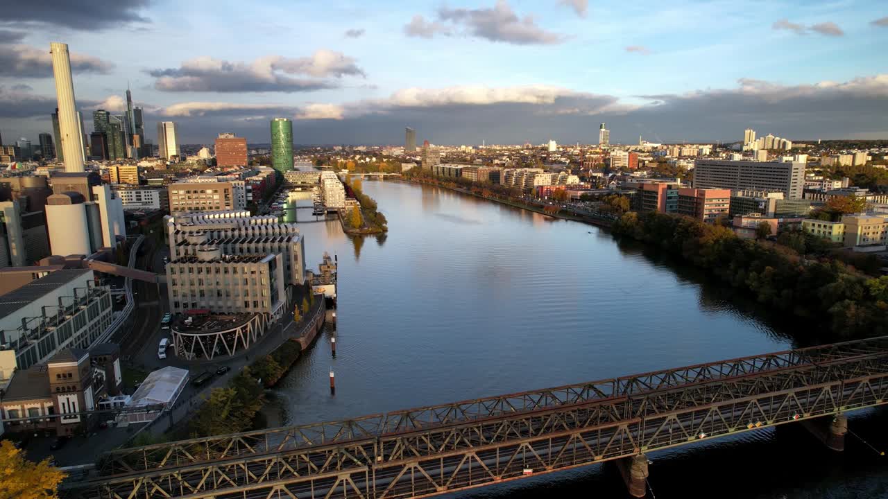 프랑크푸르트를 볼 수 있는 강 메인 위를 뒤로 날아다니며