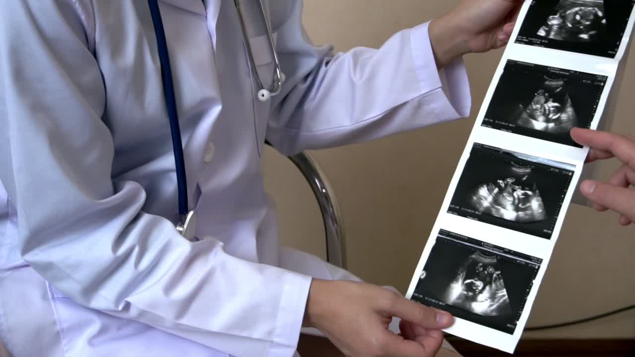 Donna incinta e medico ginecologo in ospedale