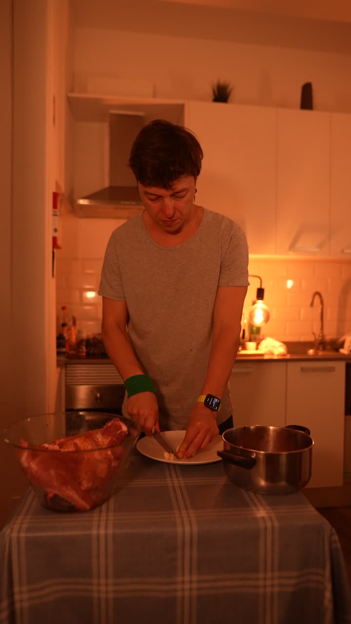 hombre cocinando carne de cerdo en una cocina