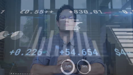 animación de procesamiento de datos sobre empresario caucásico haciendo una llamada de video en la oficina