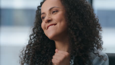 Mujer-Sorprendida-Mirando-La-Computadora-Regocijándose-En-El-Primer-Plano-Del-Escritorio.-Empleado-Diciendo-Guau