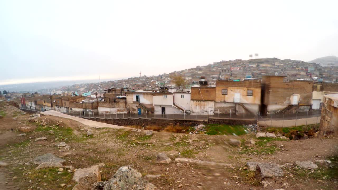 Vista sulla Città Vecchia dal Castello di Urfa, neve e pioggia.