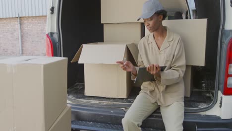 joven camionera con una entrega de almacén