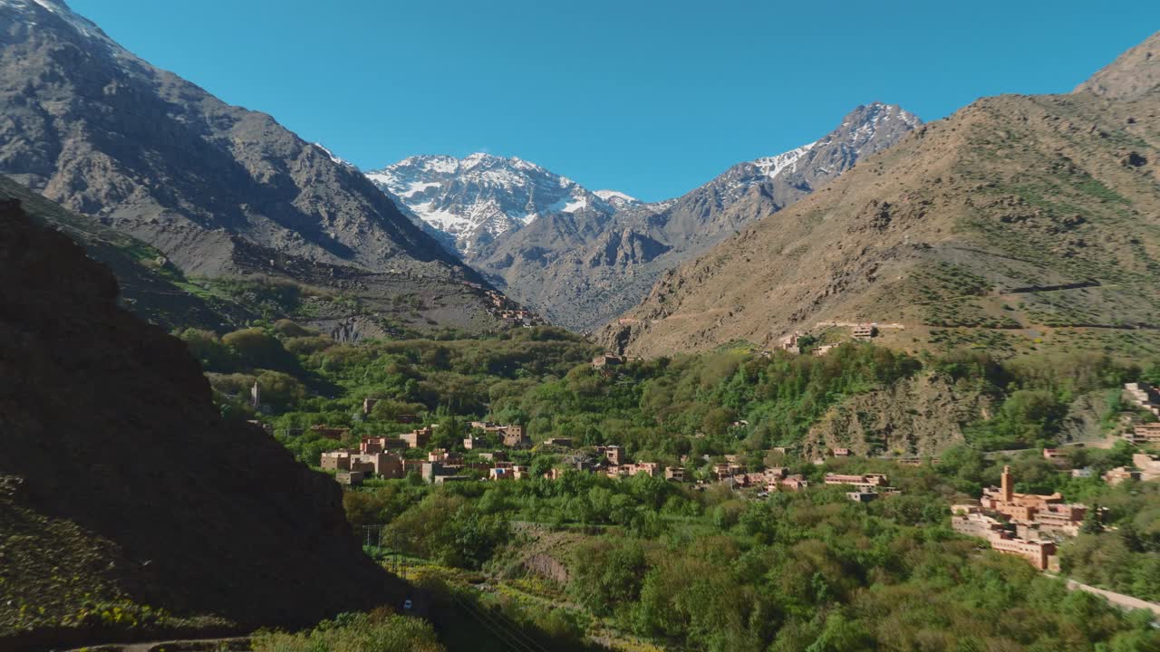 valle de imlil en las montañas del alto atlas con jebel toubkal en el fondo