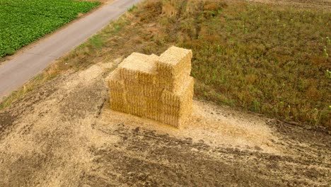 Luftaufnahme-Von-Quadratischen-Heuballen,-Die-Auf-Den-Feldern-Gestapelt-Sind