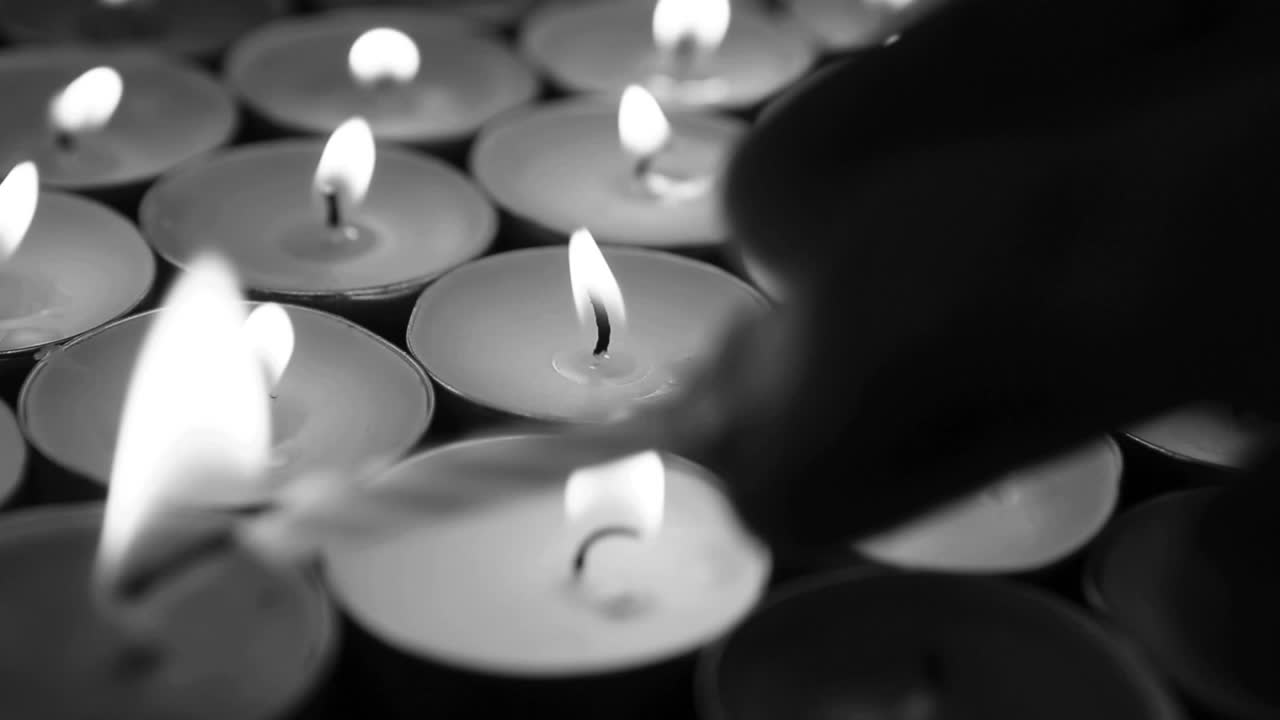 acender velas a mano con la vela de cumpleaños