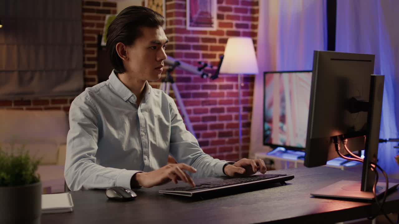 집 에서 컴퓨터 를 사용 하는 사람