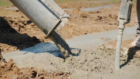 Beton-Fließt-Durch-Das-Rohr-In-Das-Fundament-Des-Kellerbaus-Von-Hüttenkonzept