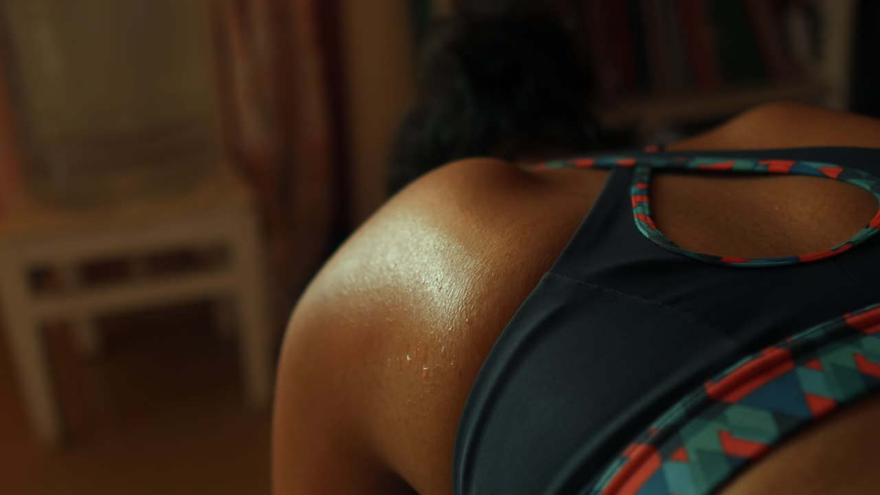 disparado a través del cuerpo de una mujer haciendo una tabla