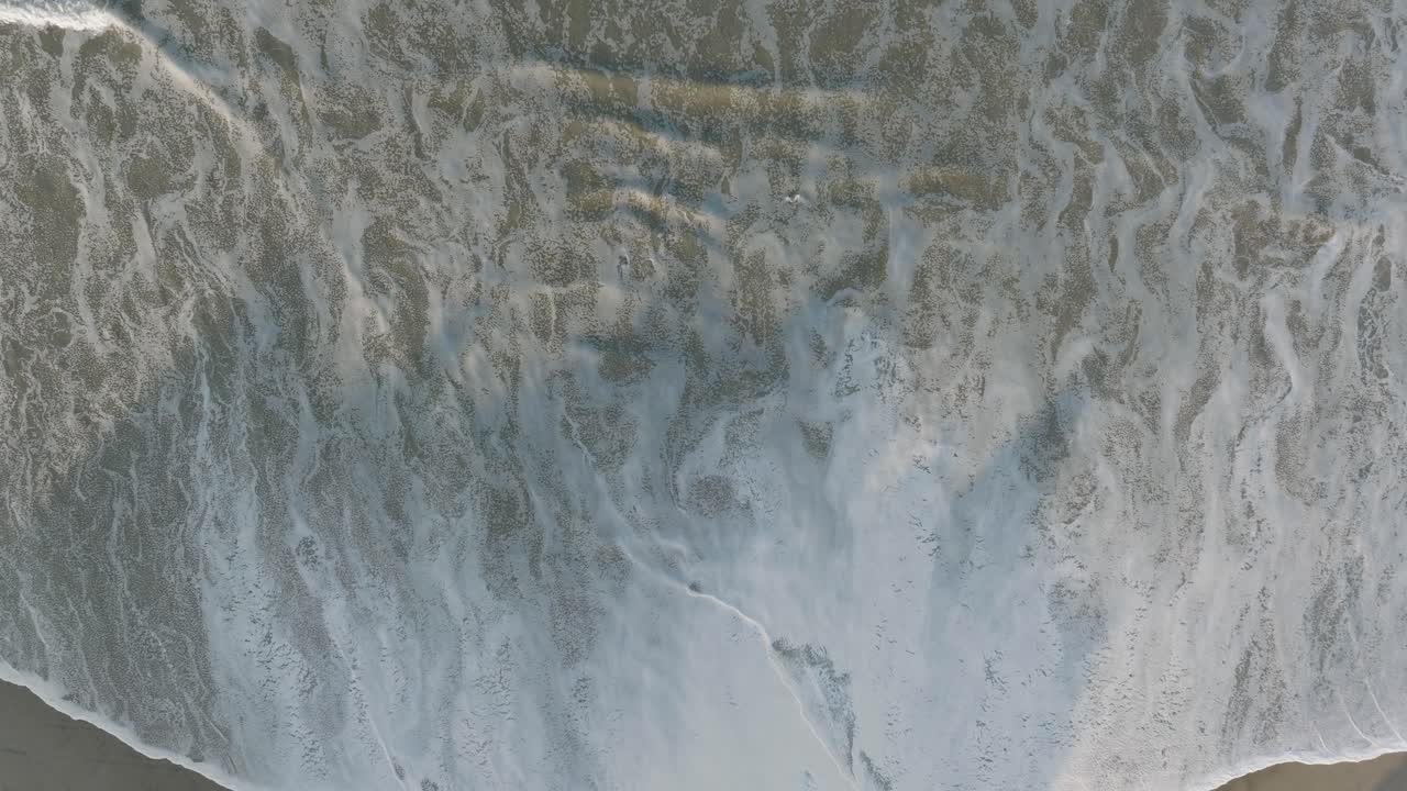 tomada aérea de arriba hacia abajo de drones de los ríos de marea alta en pismo beach california al amanecer