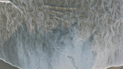 tomada aérea de arriba hacia abajo de drones de los ríos de marea alta en pismo beach california al amanecer