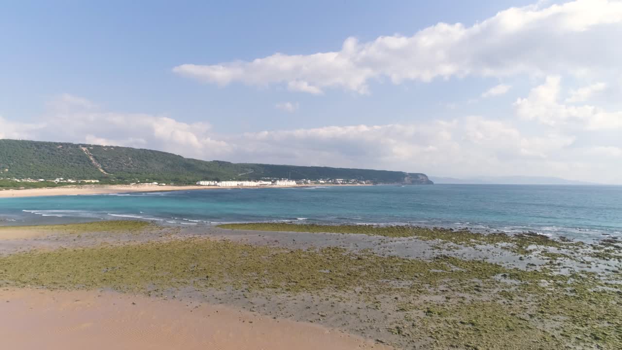 카디즈(cadiz)의 스페인 해안 휴가 만에 있는 푸른 바다와 해변의 아름다운 조감도