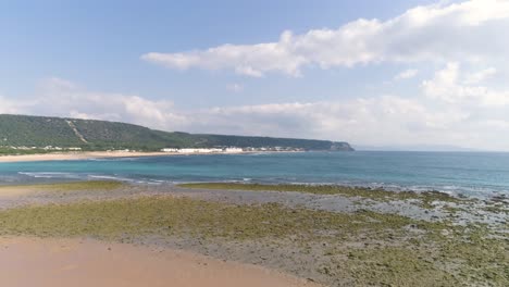hermosa vista aérea del mar azul y la playa en la bahía costera española de vacaciones en cádiz