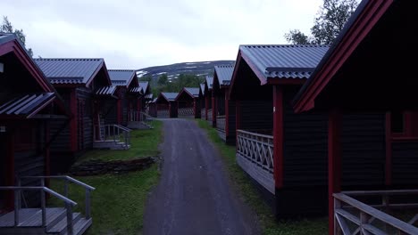 Campinghäuser-In-Den-Bergen,-Kamerabewegungen-Entlang-Der-Linie-Einer-Kleinen-Touristischen-Bungalowsiedlung,-Urlaubs--Und-Tourismuskonzept