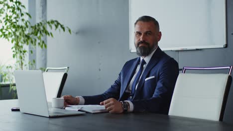 hombre de negocios en una reunión