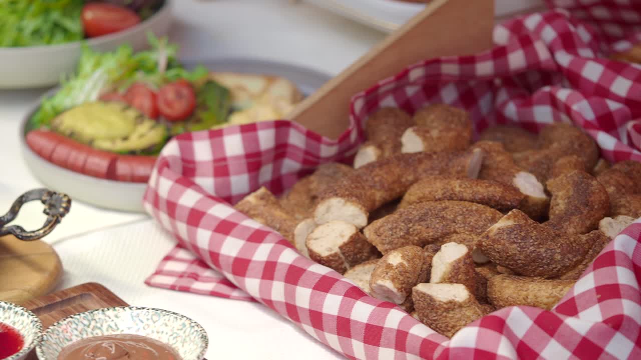 desayuno buffet con pasteles variados
