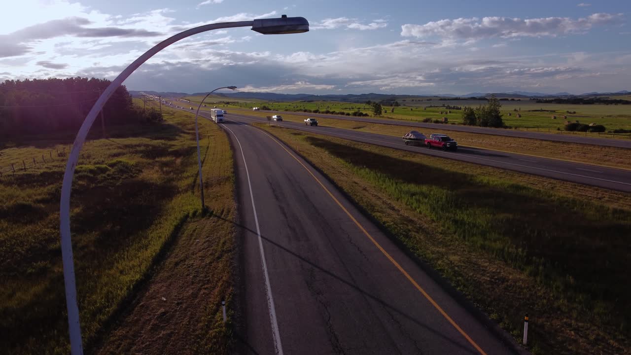Semirimorchio in avvicinamento su autostrada con bagliore solare.