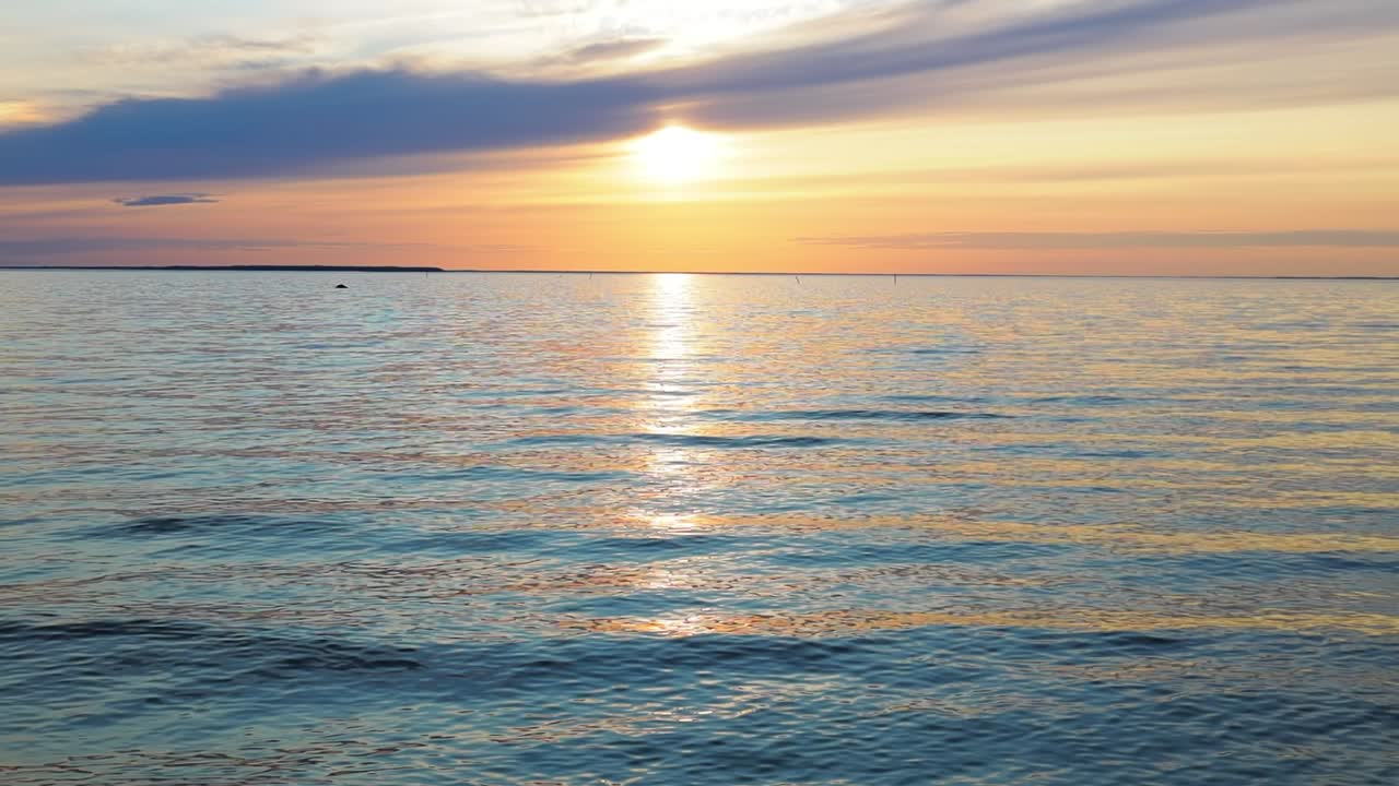 배경 에 보라색 해 가 지는 것