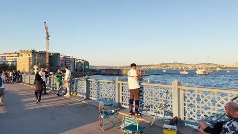 gente caminando desde el puente de galata a eminönü en el bósforo en estambul, turquía