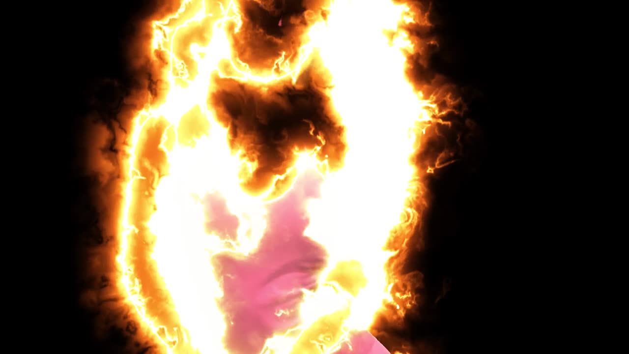 분홍색 셔츠를 입은 소녀의 효과와 검은 배경을 가진 그녀의 피부의 타오르는 불타는 실루엣