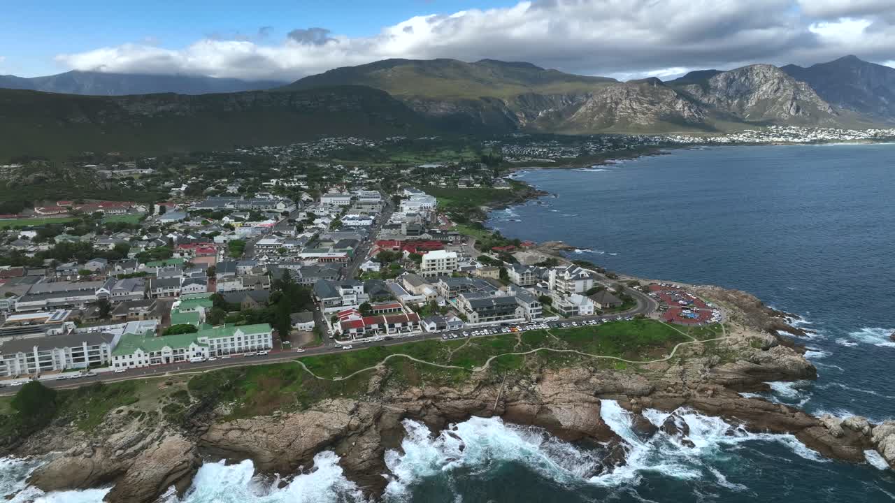 Roterend luchtoverzicht van Hermanus in Zuid-Afrika.