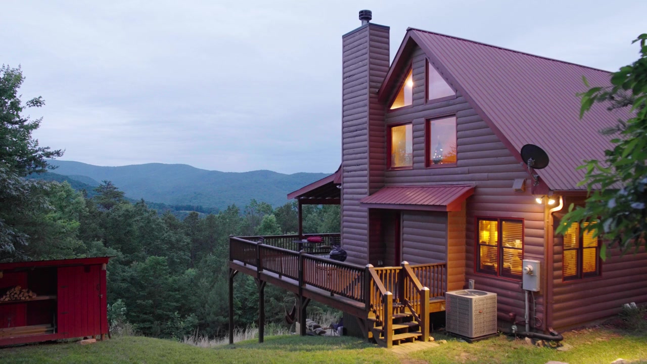 Eine Hütte in Ellijay, Georgia im Sommer mit Blick auf den Wald