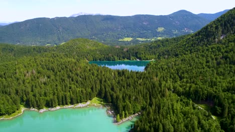 lago de fusine superior, alpes italianos. vuelos aéreos de aviones no tripulados.