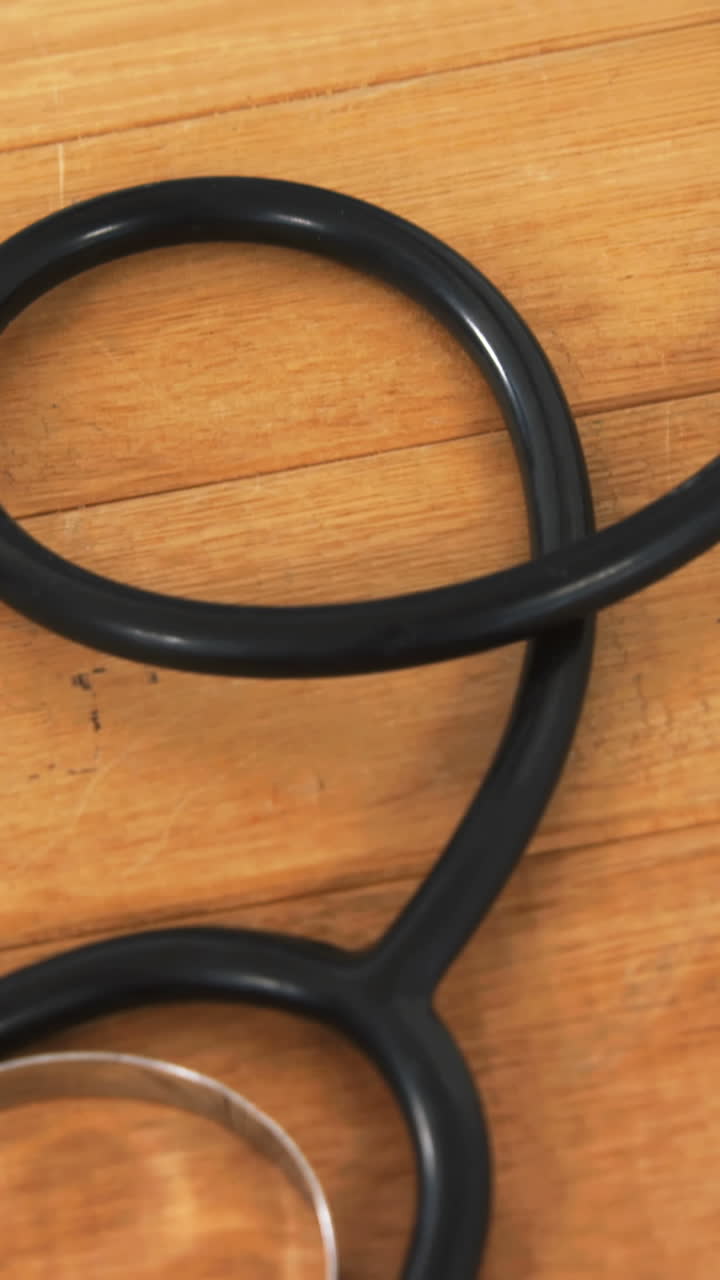 의사가 책상 에서 노트 패드 에 글 을 쓰고 있다